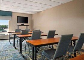 Hampton Inn & Suites Newport News Arpt Oyster Pt