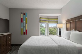 Hampton Inn & Suites Newport News Arpt Oyster Pt