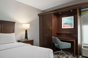 Hampton Inn & Suites Newport News Arpt Oyster Pt