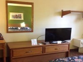 Super 8 by Wyndham Radford VA