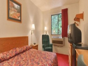 Super 8 by Wyndham Radford VA