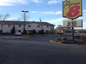 Super 8 by Wyndham Radford VA