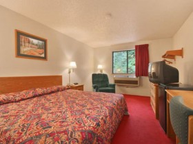 Super 8 by Wyndham Radford VA