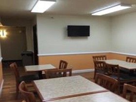 Super 8 by Wyndham Radford VA