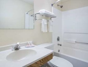 Super 8 by Wyndham Radford VA