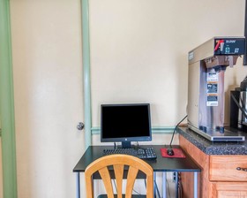 Econo Lodge East