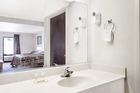 Brentwood Inn & Suites