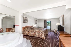 Brentwood Inn & Suites
