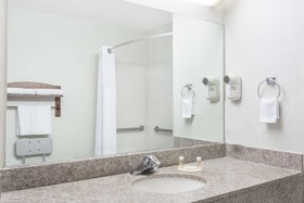 Brentwood Inn & Suites