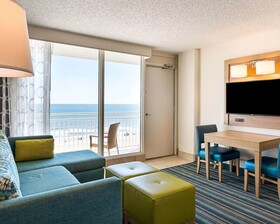 Comfort Suites Beachfront