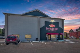 Econo Lodge Inn & Suites I-64 & US 13