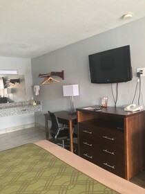 Econo Lodge Inn & Suites I-64 & US 13