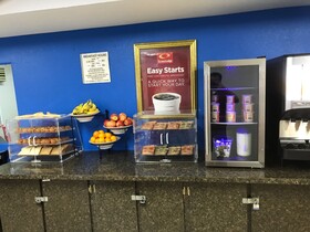 Econo Lodge Inn & Suites I-64 & US 13