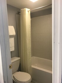Econo Lodge Inn & Suites I-64 & US 13