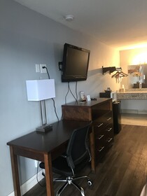 Econo Lodge Inn & Suites I-64 & US 13