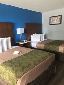 Econo Lodge Inn & Suites I-64 & US 13