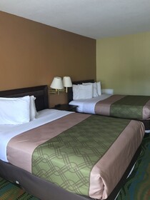 Econo Lodge Inn & Suites I-64 & US 13