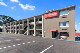 Econo Lodge Inn & Suites I-64 & US 13