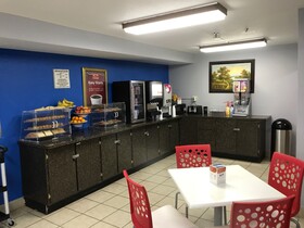 Econo Lodge Inn & Suites I-64 & US 13
