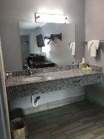 Econo Lodge Inn & Suites I-64 & US 13