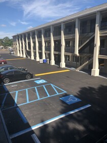Econo Lodge Inn & Suites I-64 & US 13