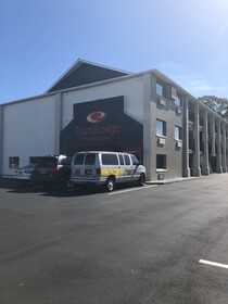 Econo Lodge Inn & Suites I-64 & US 13
