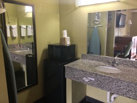 Econo Lodge Inn & Suites I-64 & US 13