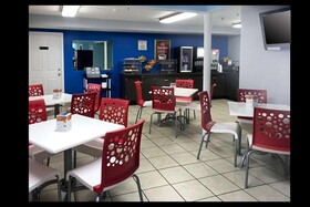 Econo Lodge Inn & Suites I-64 & US 13