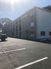 Econo Lodge Inn & Suites I-64 & US 13