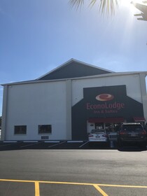 Econo Lodge Inn & Suites I-64 & US 13