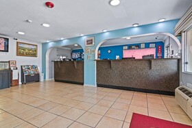 Econo Lodge Inn & Suites I-64 & US 13