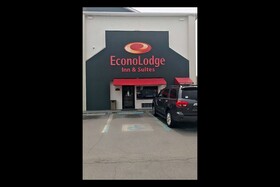 Econo Lodge Inn & Suites I-64 & US 13