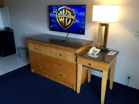 Breeze Inn & Suites