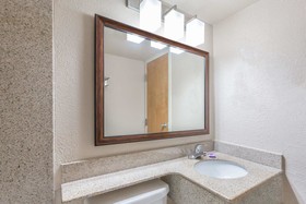 Breeze Inn & Suites