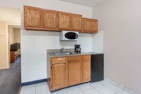 Breeze Inn & Suites
