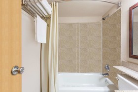Breeze Inn & Suites