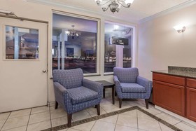 Breeze Inn & Suites