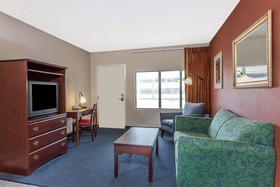 Breeze Inn & Suites