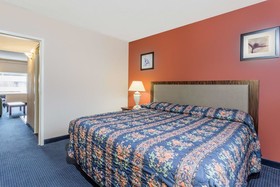 Breeze Inn & Suites