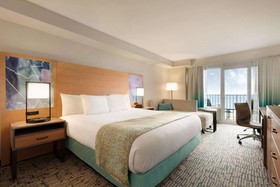 Surfbreak Oceanfront Hotel
