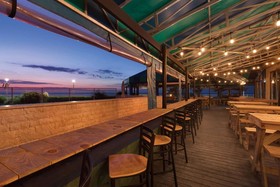 Surfbreak Oceanfront Hotel
