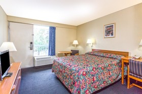 Travelodge by Wyndham Virginia Beach Bay Beach