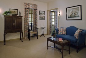 Colonial Houses, an official Colonial Williamsburg Hotel