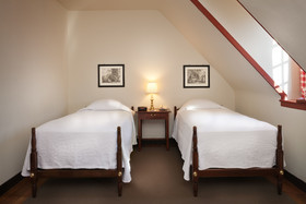 Colonial Houses, an official Colonial Williamsburg Hotel