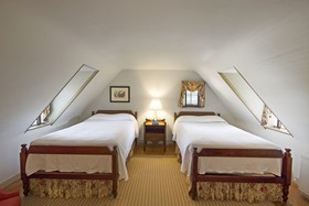 Colonial Houses, an official Colonial Williamsburg Hotel