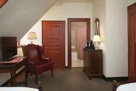 Colonial Houses, an official Colonial Williamsburg Hotel