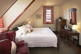 Colonial Houses, an official Colonial Williamsburg Hotel