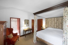 Colonial Houses, an official Colonial Williamsburg Hotel