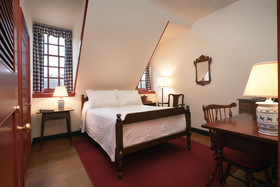 Colonial Houses, an official Colonial Williamsburg Hotel