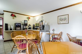 Econo Lodge Colonial
